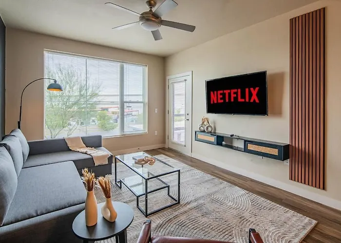 Trendy 2bd Gym Pool Parking Wd Sleeps 8
