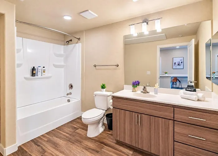 Trendy 2bd Gym Pool Parking Wd Sleeps 8 Apartment *