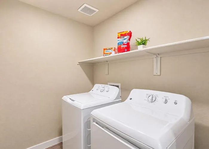 Trendy 2bd Gym Pool Parking Wd Sleeps 8 Apartment