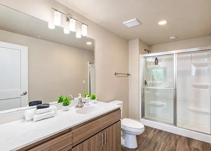 Trendy 2bd Gym Pool Parking Wd Sleeps 8 Apartment